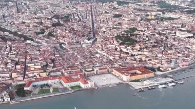Lisbon Skyline. Şehir merkezi ve arka plandaki eski kasaba. Portekiz. 4k