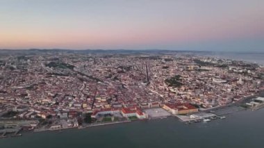 Lisbon Skyline. Şehir merkezi ve arka plandaki eski kasaba. Portekiz. 4 bin. Gün batımı