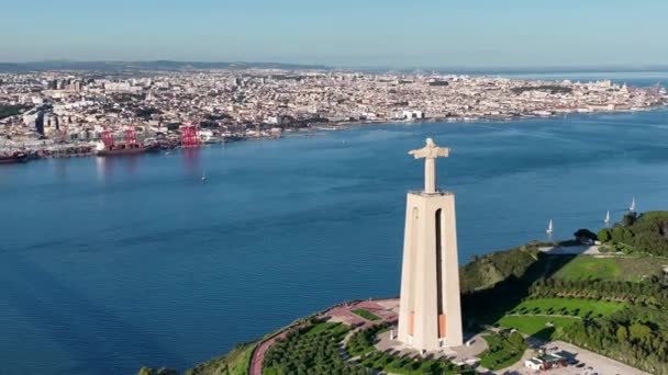 キリストの聖域王 ポルトガルのリスボンの街を見下ろすイエス キリストの神聖な中心部に捧げられたカトリックの記念碑 — ストック動画