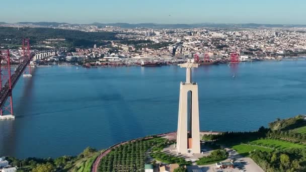 基督之王的圣地 纪念耶稣基督圣心的天主教纪念碑俯瞰葡萄牙里斯本市 — 图库视频影像