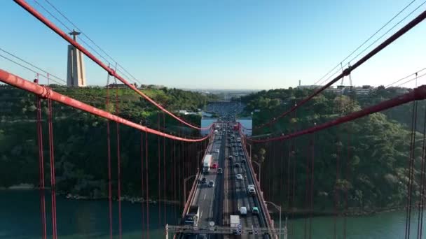 4月25日大桥 Ponte Abril 位于葡萄牙里斯本 横跨Targus河 无人机 — 图库视频影像