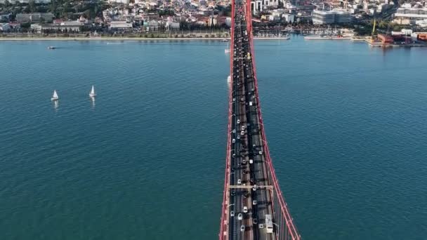 4月25日大桥 Ponte Abril 位于葡萄牙里斯本 横跨Targus河 无人机 — 图库视频影像