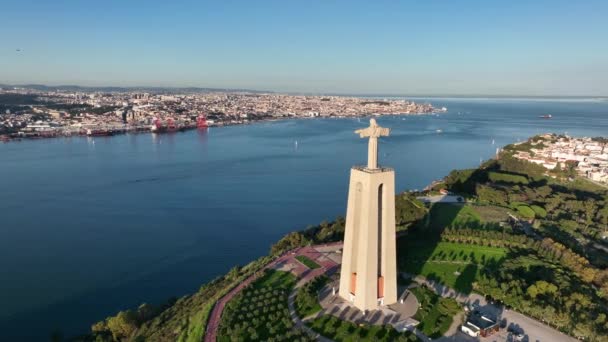 基督之王的圣地 纪念耶稣基督圣心的天主教纪念碑俯瞰葡萄牙里斯本市 — 图库视频影像