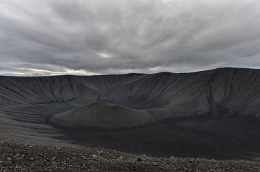 İzlanda 'daki Lav Dağı. Ortasında delik olan bir yol. Düştü, Hverfjall