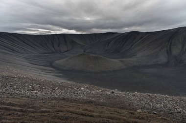 İzlanda 'daki Lav Dağı. Ortasında delik olan bir yol. Düştü, Hverfjall