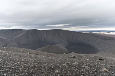 İzlanda 'daki Lav Dağı. Ortasında delik olan bir yol. Düştü, Hverfjall