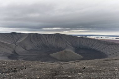 İzlanda 'daki Lav Dağı. Ortasında delik olan bir yol. Düştü, Hverfjall