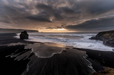 İzlanda 'daki Kara Kum Sahili Reynisfjara. Rüzgarlı Sabah. Okyanus Dalgaları.