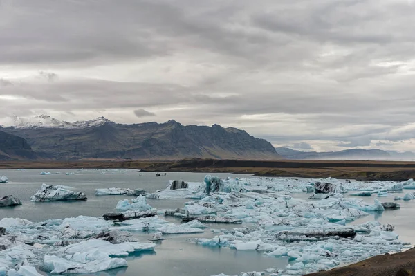 Jokulsarlon Льодовикова Лагуна Ісландії Cloudy Sky Icebergs Mountain Задньому Плані — стокове фото