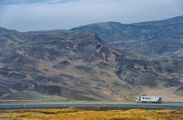 Reykjavik Iceland October 2016 Iceland Landscape Mountain Road Truck — Stock Fotó