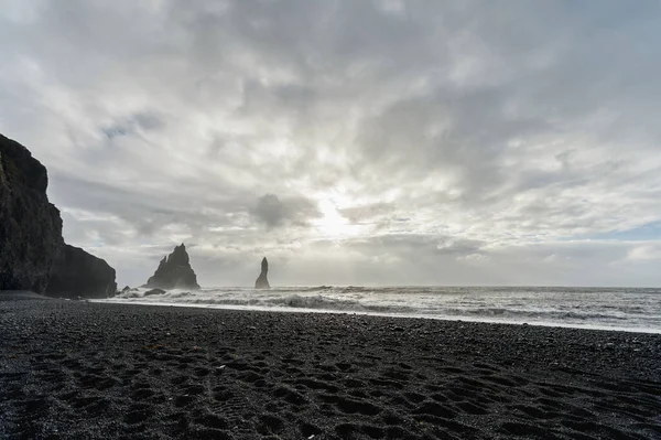 Black Sand Beach Reynisfjara Iceland Rocks Water Ocean Waves Windy — Foto de Stock