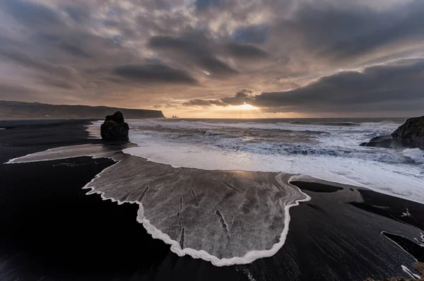 Black Sand Beach Reynisfjara Iceland Windy Morning Ocean Waves Dyrholaey — Foto de Stock