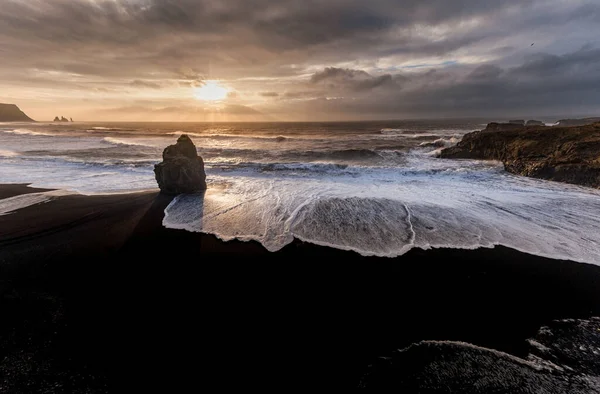 Black Sand Beach Reynisfjara Islandia Mañana Ventosa Ondas Oceánicas — Foto de Stock