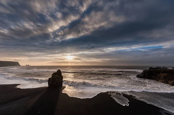 Black Sand Beach Reynisfjara Iceland Windy Morning Ocean Waves Cloudy — Foto de Stock