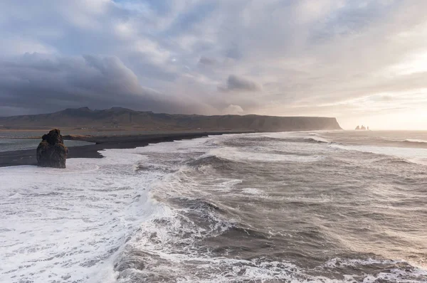 Sand Beach Reynisfjara Island Vindfylt Morgen Havbølger – stockfoto