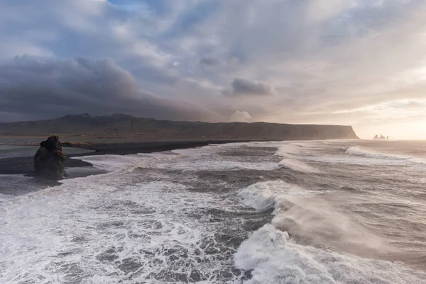 Black Sand Beach Reynisfjara Iceland Windy Morning Cloudy Sky — Foto de Stock