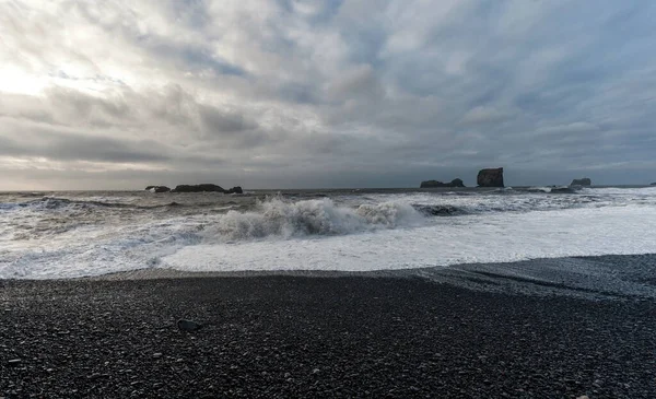 Zlanda Daki Kara Kum Sahili Reynisfjara Okyanus Dalgaları — Stok fotoğraf