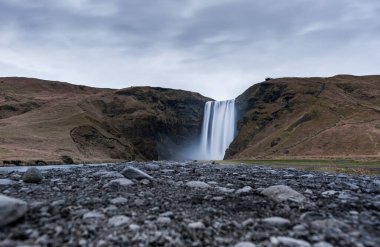 İzlanda 'da Skogafoss Şelalesi. Uzun pozlama. Bulanık Su ve Gökyüzü