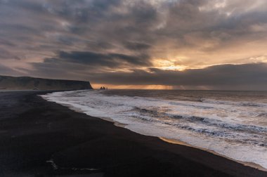 İzlanda 'daki Kara Kum Sahili Reynisfjara. Renkli Sabah Gökyüzü ve Gün Doğumu.