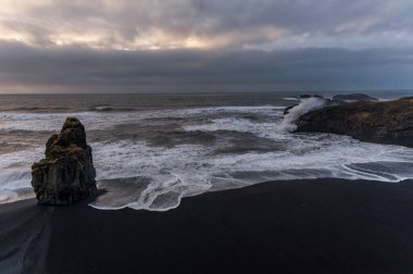 İzlanda 'daki Kara Kum Sahili Reynisfjara. Rüzgarlı Sabah ve Okyanus Dalgaları