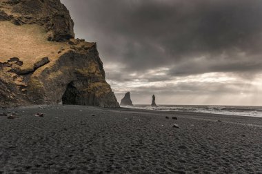 İzlanda 'daki Kara Kum Sahili Reynisfjara. Sudaki Kayalar. Okyanus Dalgaları.