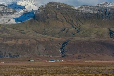 İzlanda Doğa ve Peyzaj. Arkaplanda Dağ ve Çiftlik.