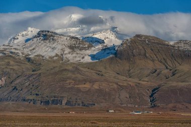 İzlanda Doğa ve Peyzaj. Arka plandaki dağ. Arka plandaki Sis ve Yerel Çiftçi Çiftliği.