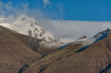 İzlanda Doğa ve Peyzaj. Dağ Mavisi Gökyüzü ve Arkaplanda Sisweather condition.