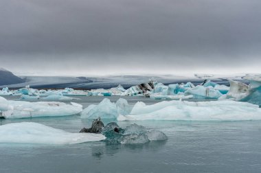 İzlanda 'da Jokulsarlon Buzul Gölü ve Arka planda Dağ
