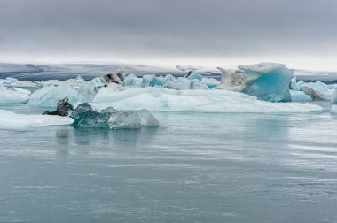 İzlanda 'daki Jokulsarlon Buzul Gölü. Su ve buzdağları. Arka planda Sonbahar Gökyüzü.