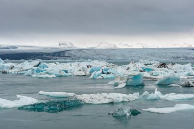 Jokulsarlon Buzul Gölü ve Arkaplanda Dağ