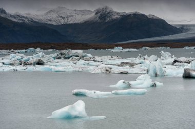 İzlanda 'da Jokulsarlon Buzul Gölü ve Arka planda Dağ