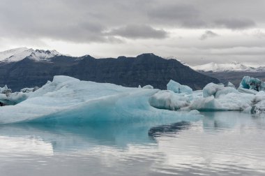 Jokulsarlon Buzul Gölü ve Arka plandaki Dağ. Peyzaj.