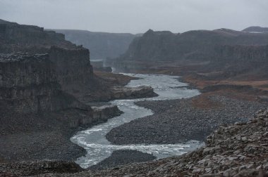 İzlanda 'daki Dettifoss Şelalesi. River ve Rocks. Arkaplanda Dağ