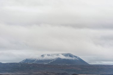 Dağların Üzerinde Bulutlu İzlanda manzarası