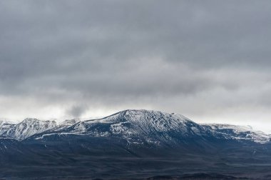 Dağların Üzerinde Bulutlu İzlanda manzarası. Hverfjall olarak da bilinir.