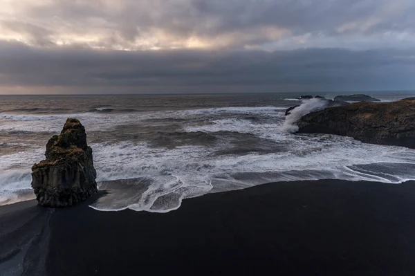 Zlanda Daki Kara Kum Sahili Reynisfjara Rüzgarlı Sabah Okyanus Dalgaları — Stok fotoğraf