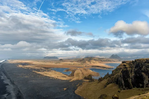 Пляж Чорний Пісок Reynisfjara Ісландії Ландшафт Хмарове Блакитне Небо — стокове фото