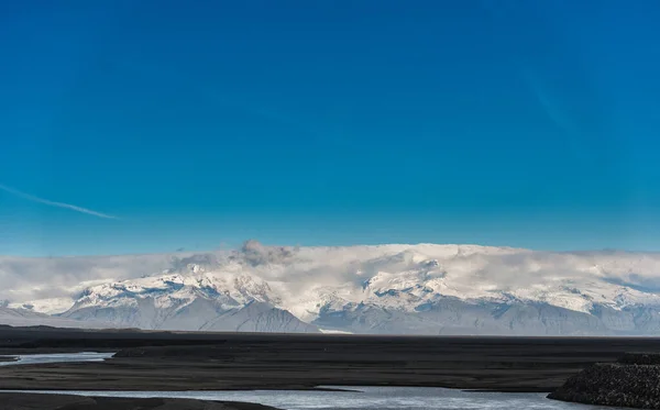 Ісландський Ландшафт Горою Задньому Плані Блакитним Небом — стокове фото