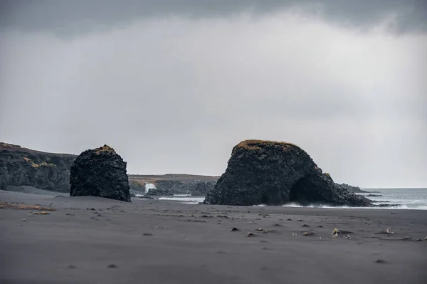 Sahilde Kayalıklarda Siyah Kumlar Olan Zlanda Sahili Arkaplanda Şelale — Stok fotoğraf
