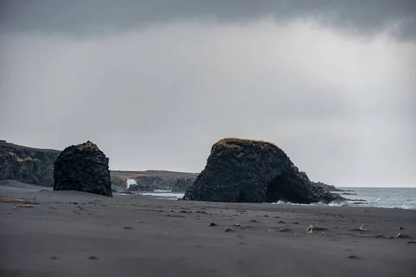 Sahilde Kayalıklarda Siyah Kumlar Olan Zlanda Sahili Arkaplanda Şelale — Stok fotoğraf