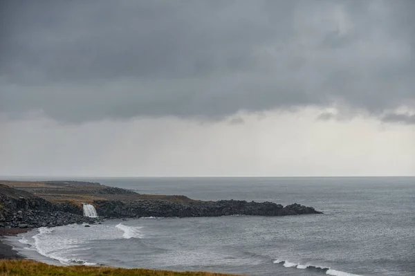Iceland Seashore Black Sand Beach Rocks Waterfall Background Dark Cloudy — Stock Photo, Image