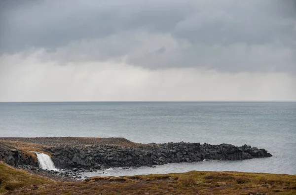 Iceland Seashore Black Sand Beach Rocks Waterfall Background Cloudy Sky — Stock Photo, Image