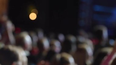 Konser salonu, konser ışıkları, seyirci stadyumu modern disko ışığı. Kalabalık Olay