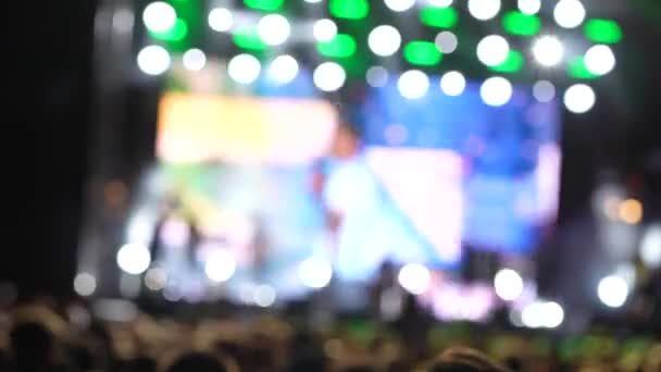 音乐会的观众席由观众主导 音乐会的灯光在室外现代迪斯科舞厅的灯光下放映 群众活动 — 图库视频影像