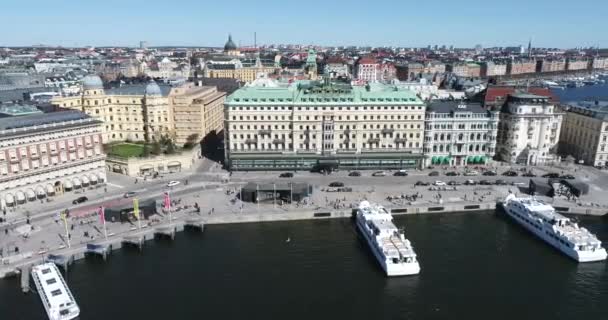 スウェーデンのストックホルムにあるグランドホテル 背景の港 — ストック動画