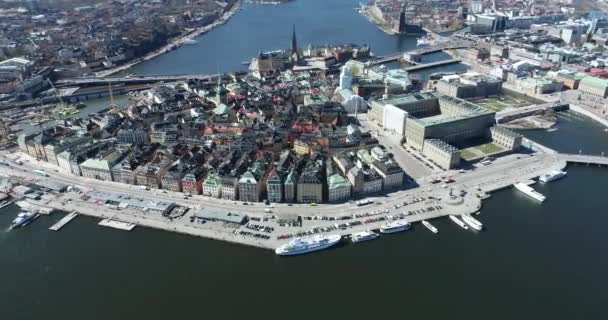 ストックホルム旧市街とバックグラウンドで最も有名な都市島の一つ スウェーデンだ ビューのドローンポイント — ストック動画