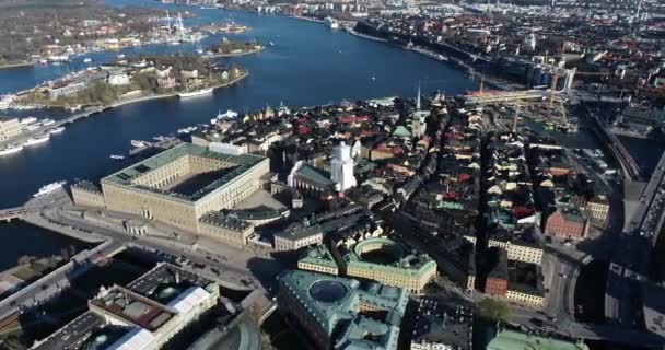 斯德哥尔摩老城和皇家宫殿背景 它位于瑞典斯德哥尔摩的甘姆拉斯坦岛 Drone的观点 — 图库视频影像