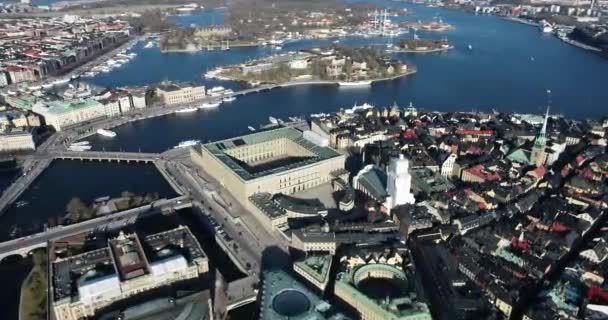 ストックホルム旧市街と王宮を背景に スウェーデンのストックホルムにあるガムラ スタン島に位置する ビューのドローンポイント — ストック動画