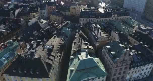 ストックホルム旧市街と王宮を背景に スウェーデンのストックホルムにあるガムラ スタン島に位置する ビューのドローンポイント — ストック動画
